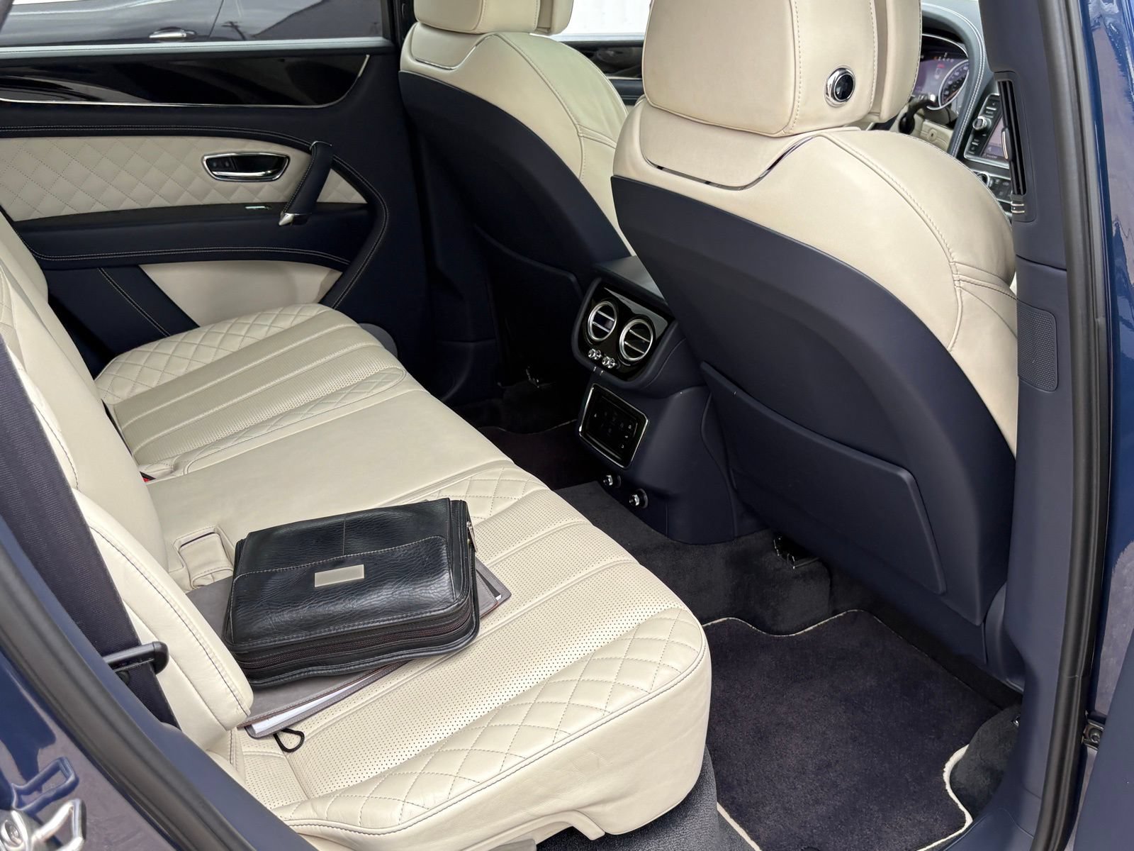 Used 2019 Bentley Bentayga AWD/4WD image 43