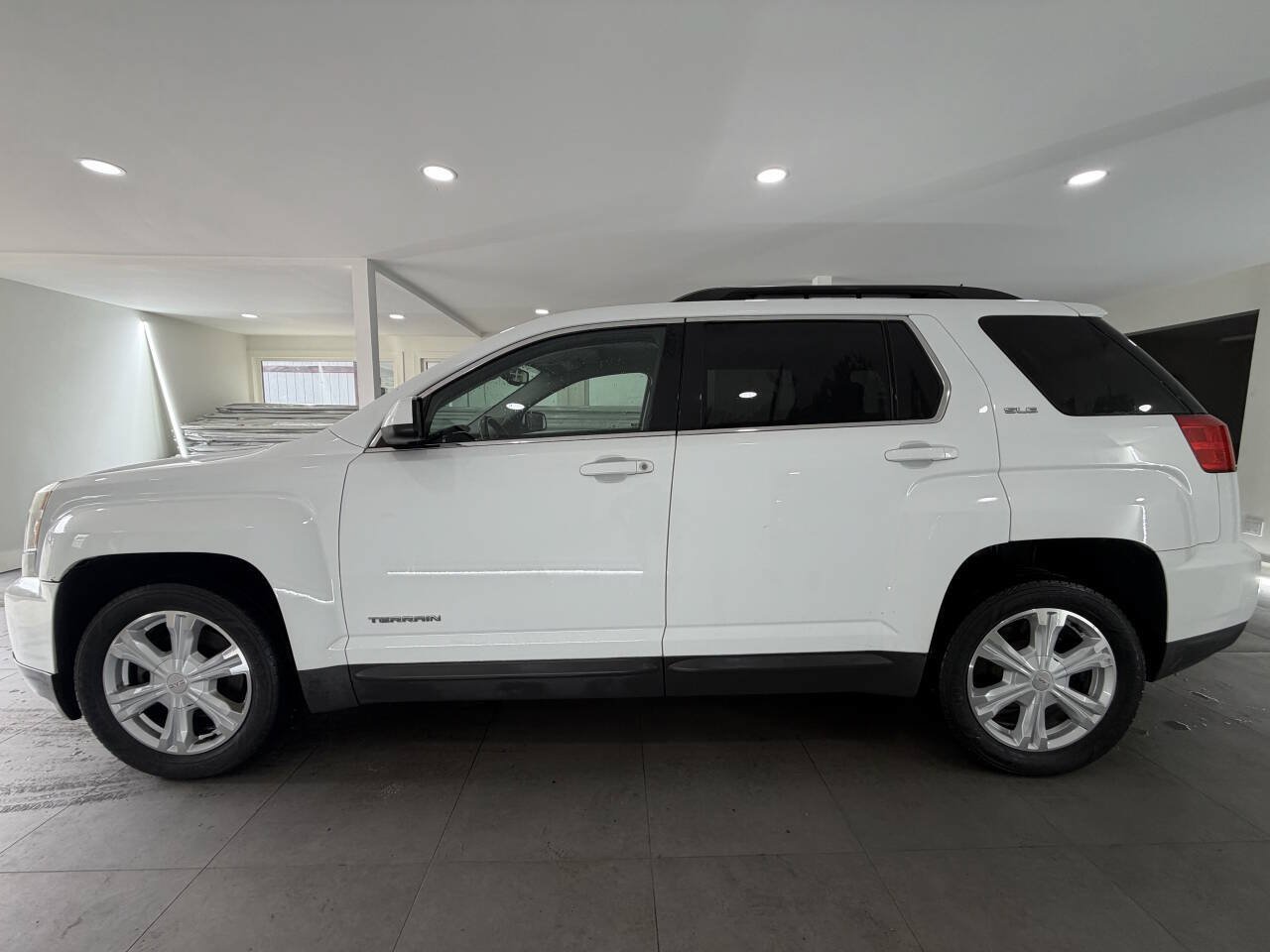 Used 2017 GMC Terrain SLE w/ Convenience Package AWD/4WD image 2