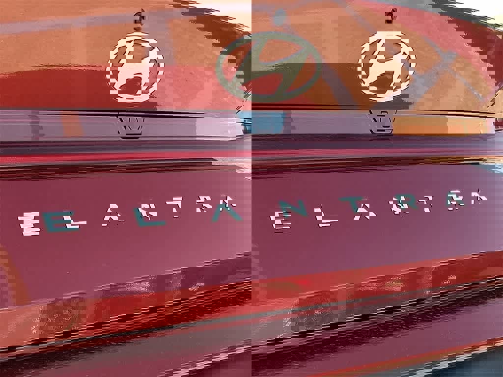 Used 2025 Hyundai Elantra Limited image 32