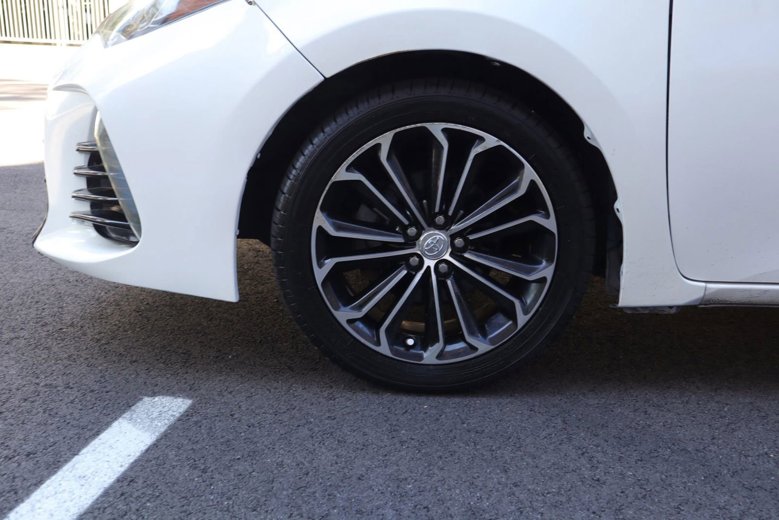 Used 2018 Toyota Corolla SE w/ SE Premium Package FWD image 11
