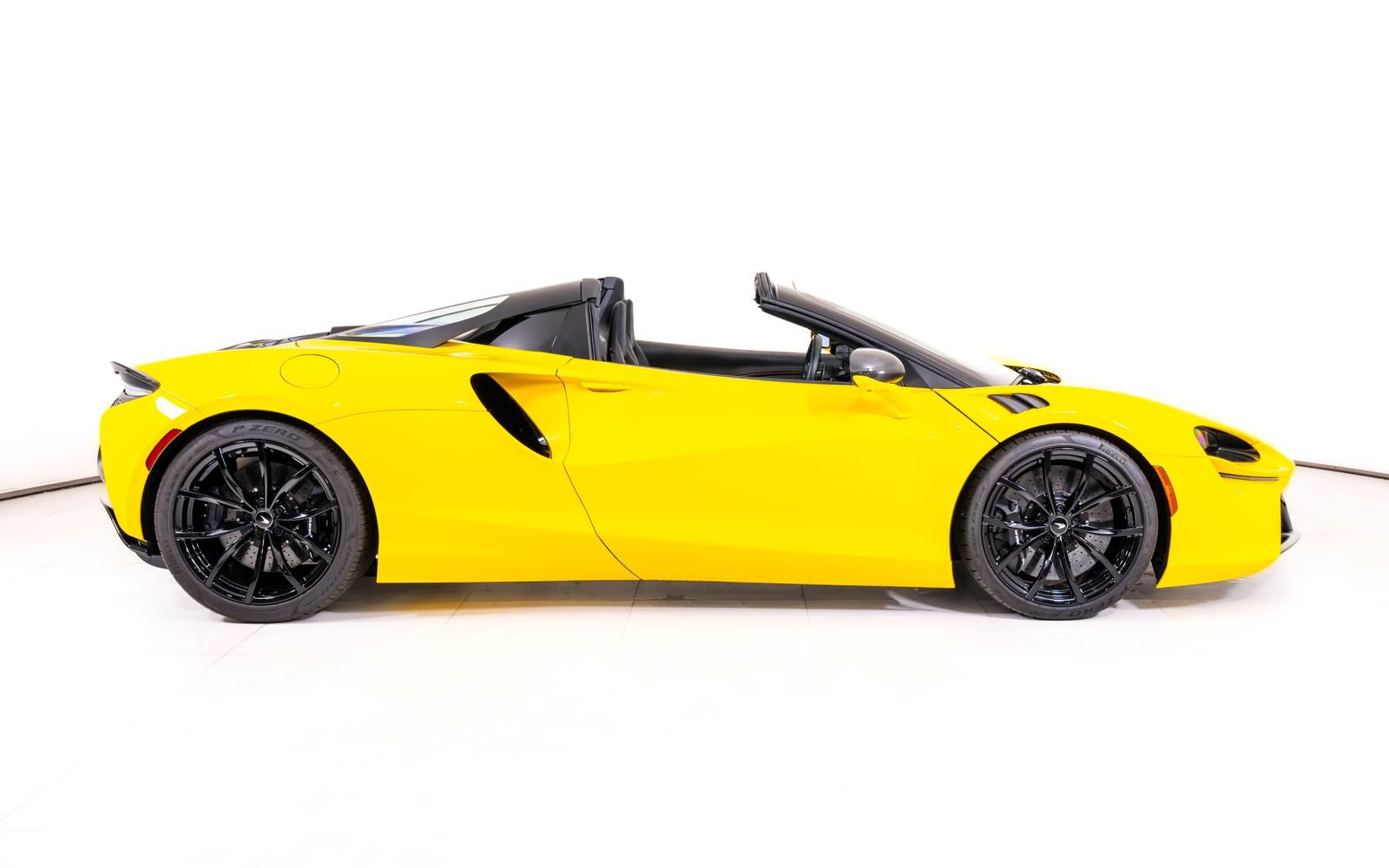 Used 2025 McLaren Artura Spider RWD image 8