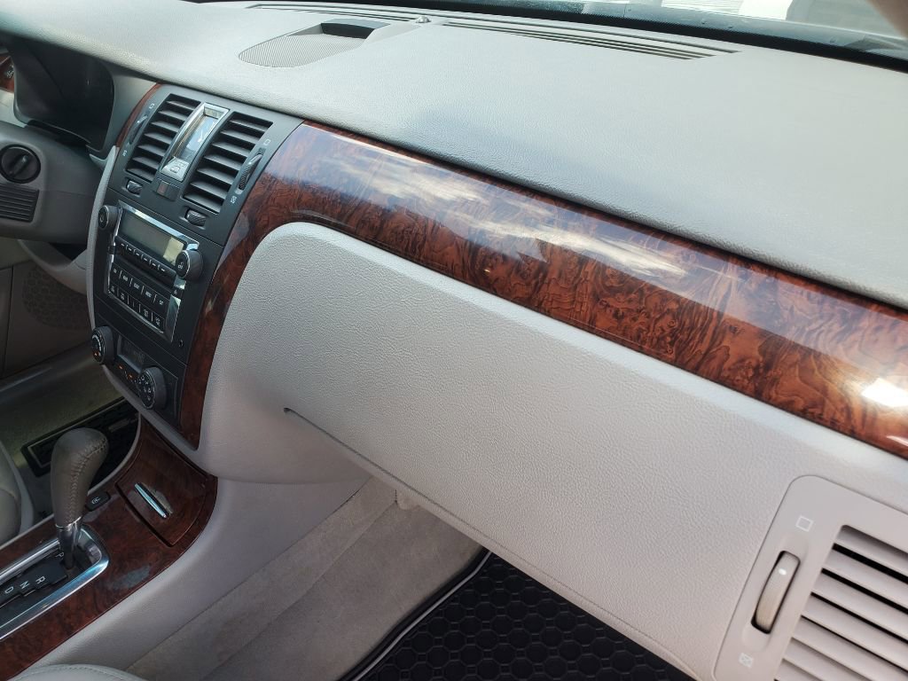 Used 2006 Cadillac DTS w/ Trunk Convenience Package image 38