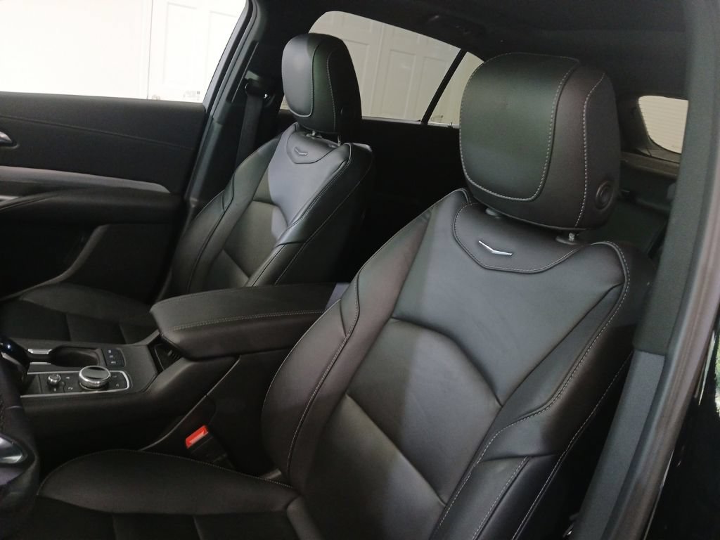 Used 2020 Cadillac XT4 Premium Luxury w/ Cold Weather Package AWD/4WD image 16