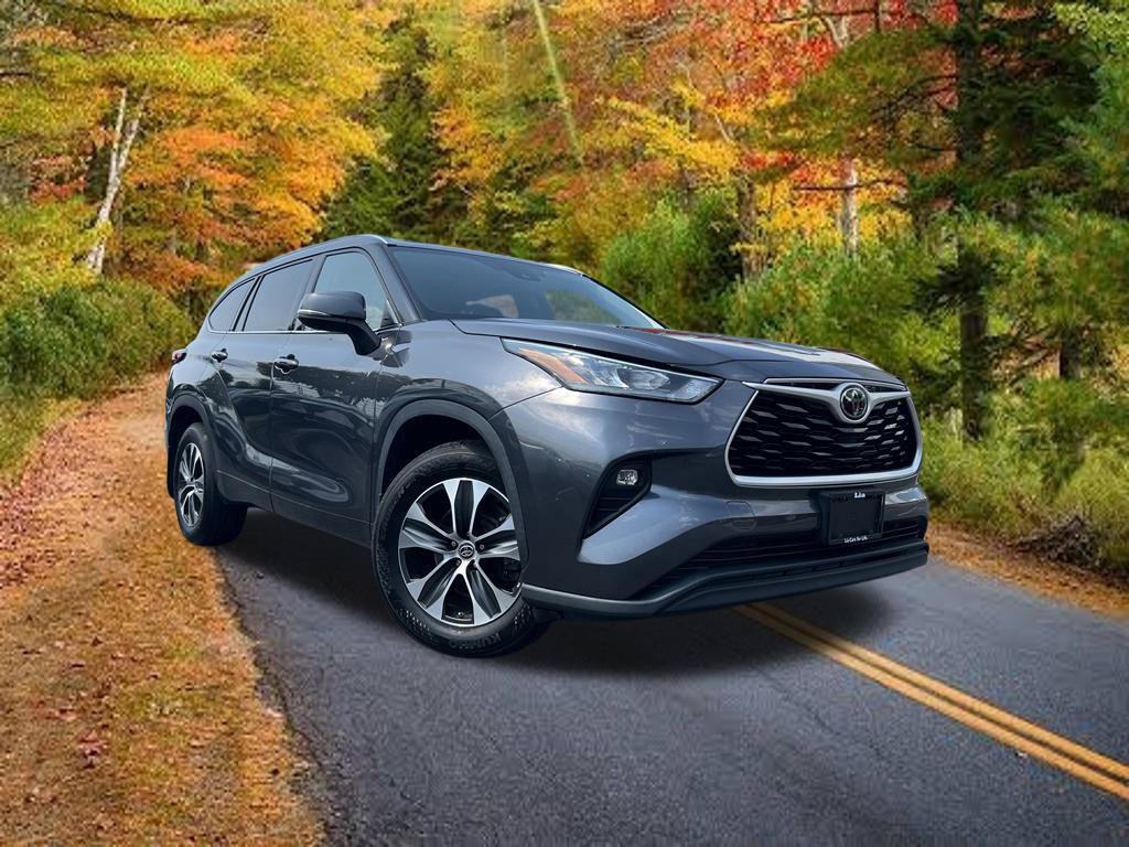 Used 2020 Toyota Highlander XLE AWD/4WD image 3