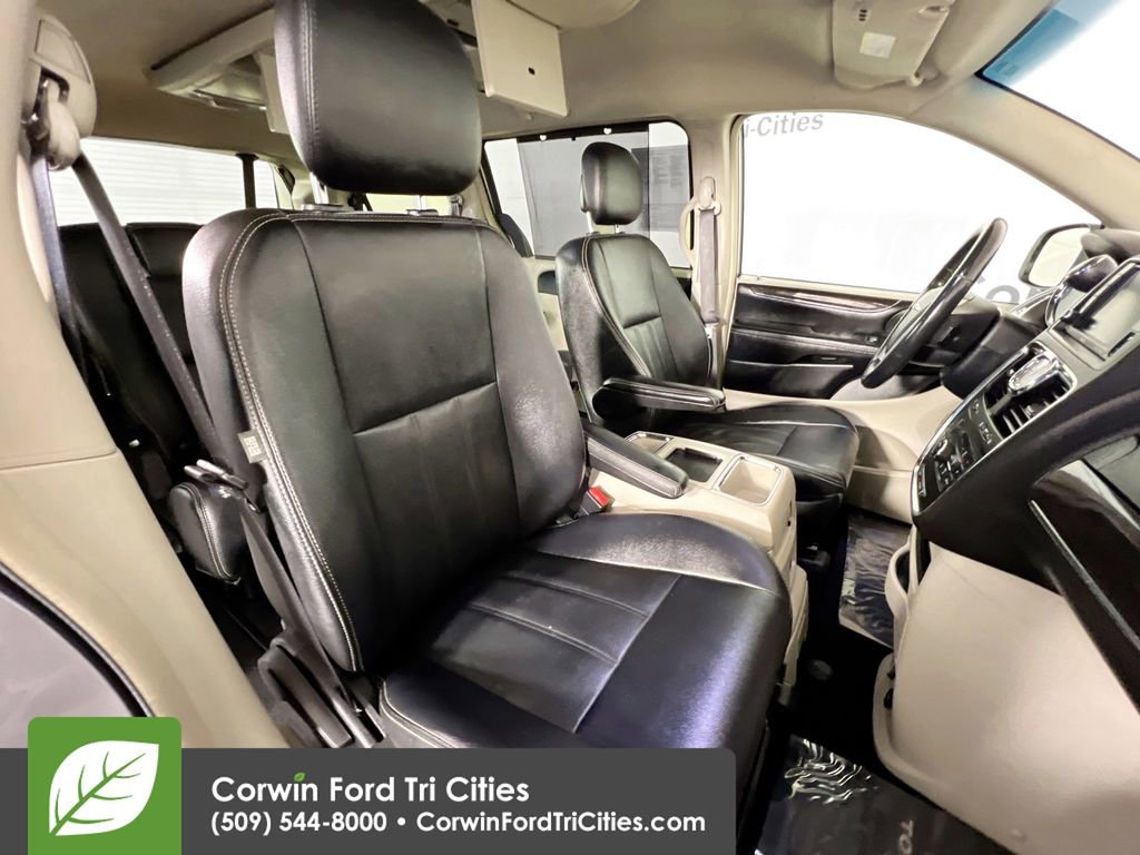 Used 2016 Chrysler Town & Country Touring w/ Driver Convenience Group image 17