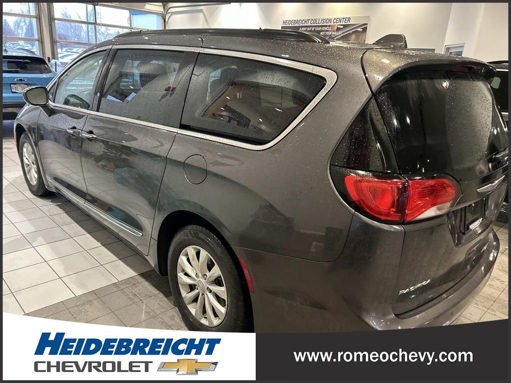 Used 2017 Chrysler Pacifica Touring-L image 5