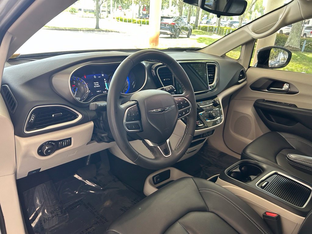 Used 2024 Chrysler Pacifica Touring-L FWD image 7