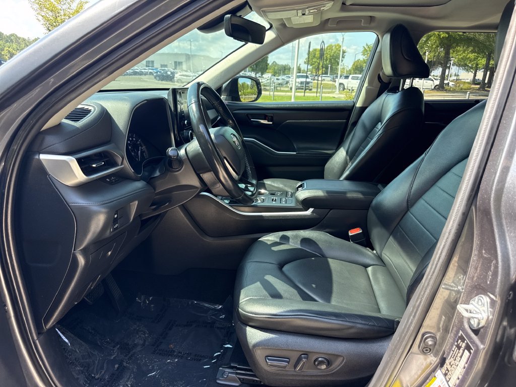 Used 2021 Toyota Highlander XLE AWD/4WD image 12