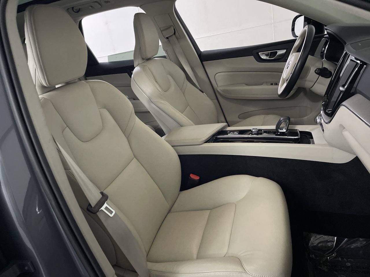 Used 2023 Volvo XC60 B5 Plus AWD/4WD image 26