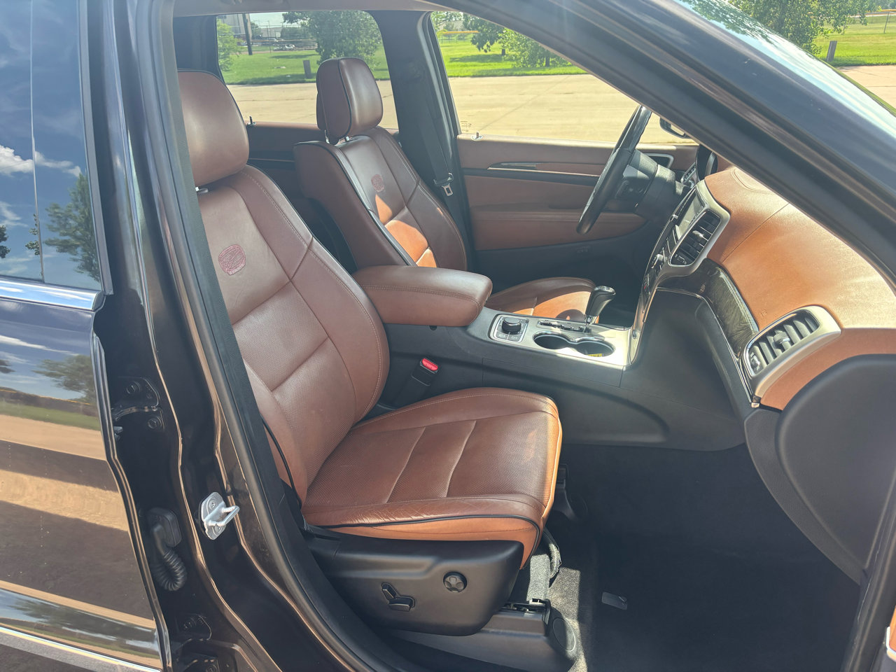 Used 2011 Jeep Grand Cherokee Overland Summit image 9