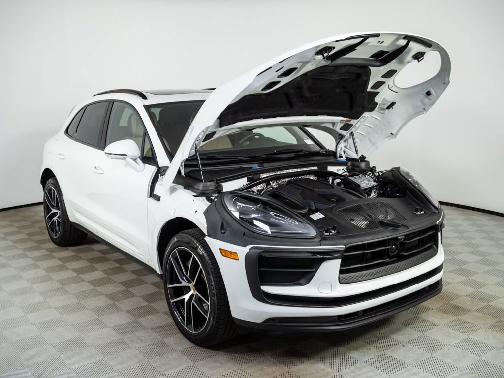 Certified 2024 Porsche Macan AWD/4WD image 34