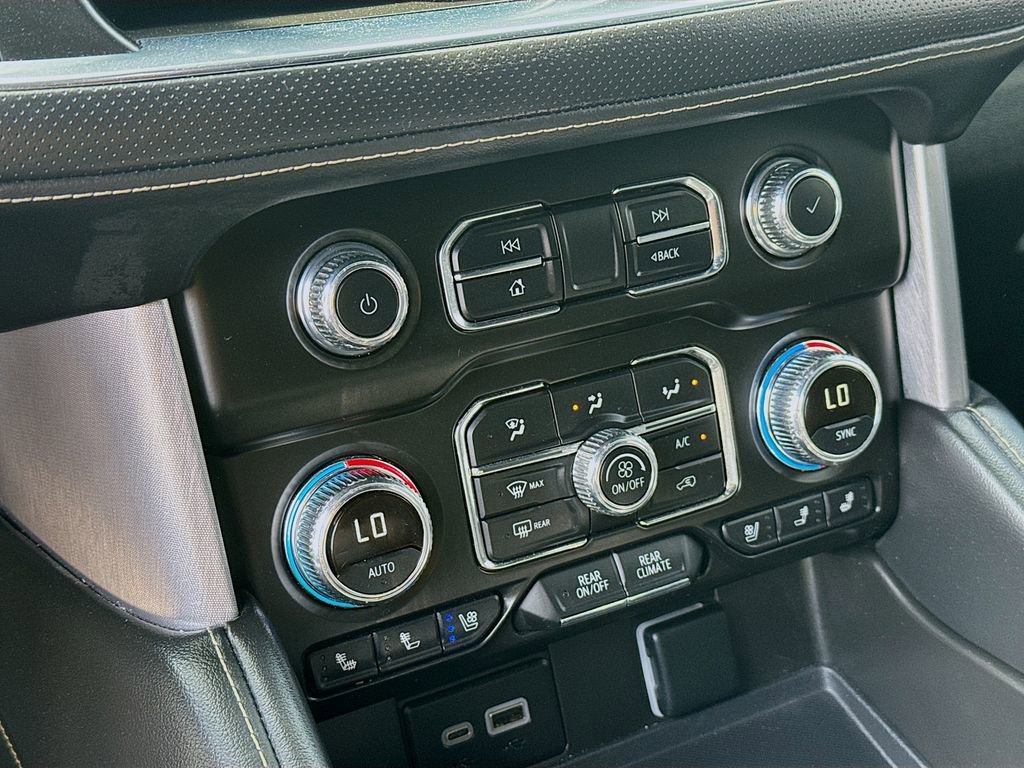 Used 2024 GMC Yukon XL SLT w/ SLT Luxury Package image 19