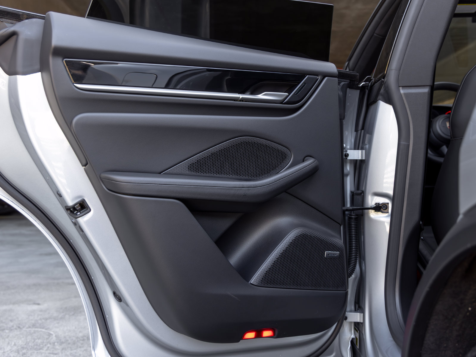 Certified 2025 Porsche Macan Electric RWD image 40