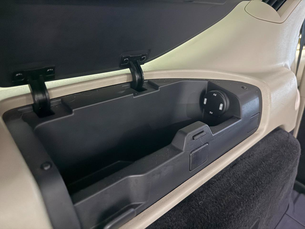 Used 2020 Land Rover Discovery Landmark AWD/4WD image 25