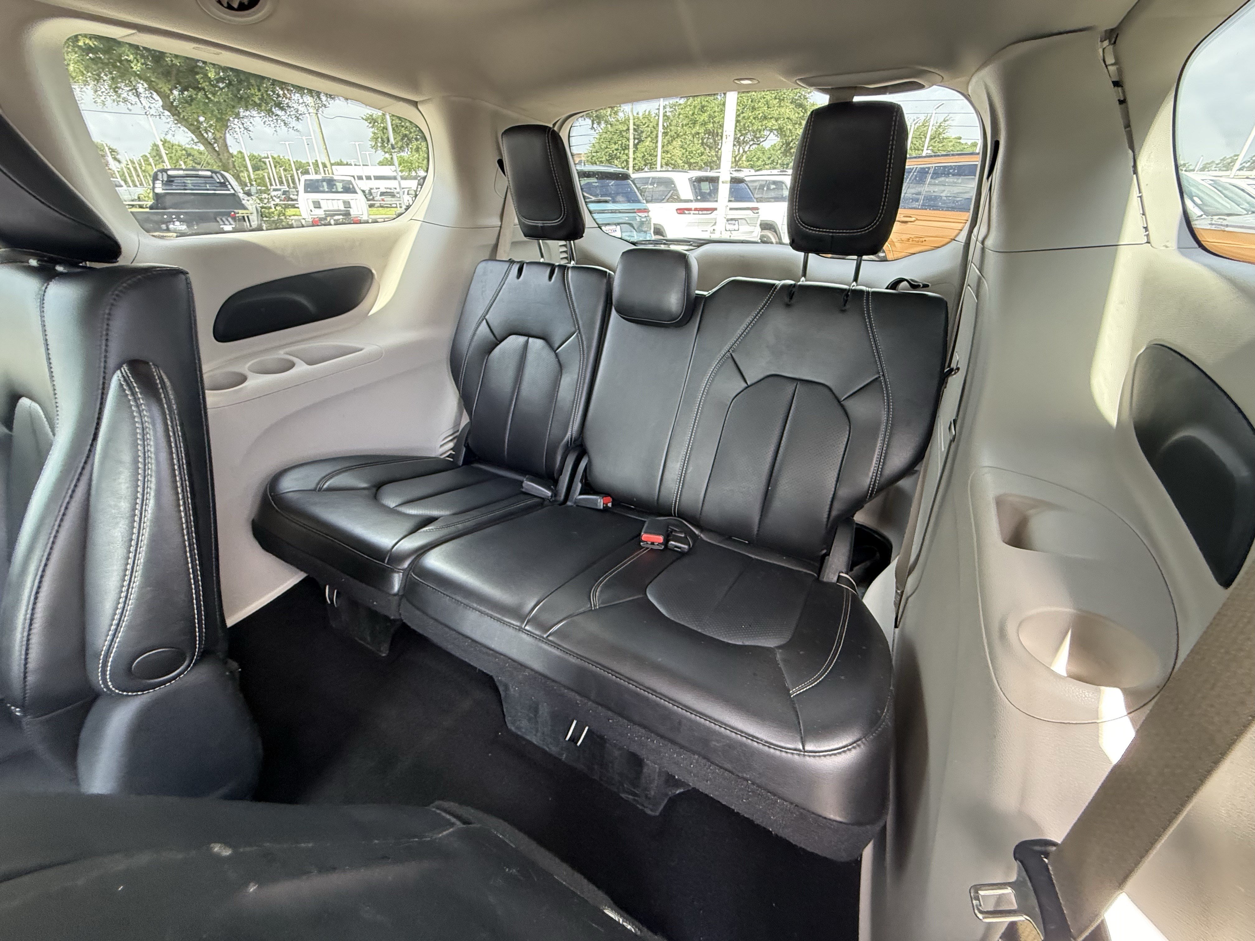 Used 2023 Chrysler Pacifica Touring-L FWD image 30