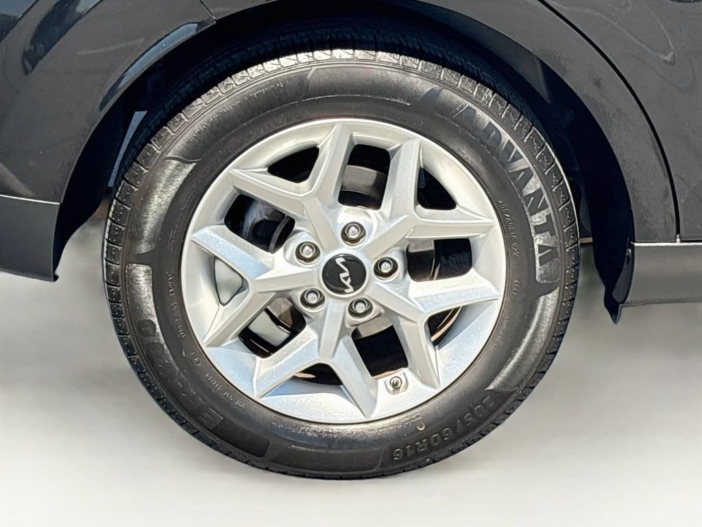 Used 2023 Kia Soul LX w/ Option Group 015 FWD image 32