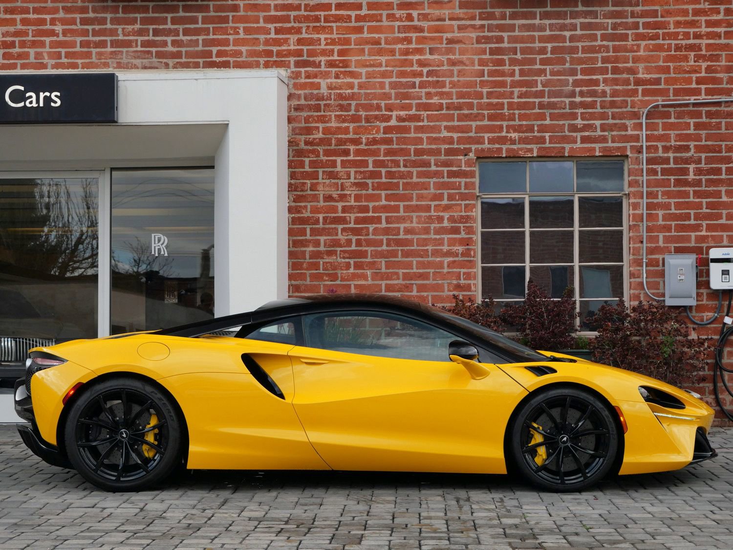 Used 2023 McLaren Artura RWD image 3