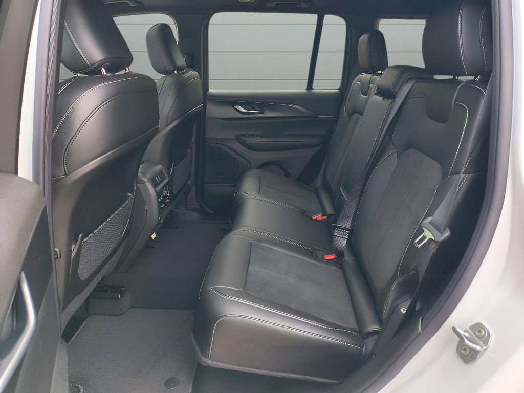 New 2025 Jeep Grand Cherokee Altitude image 27