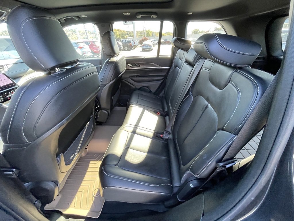 Used 2025 Jeep Grand Cherokee Limited w/ Luxury Tech Group II image 19