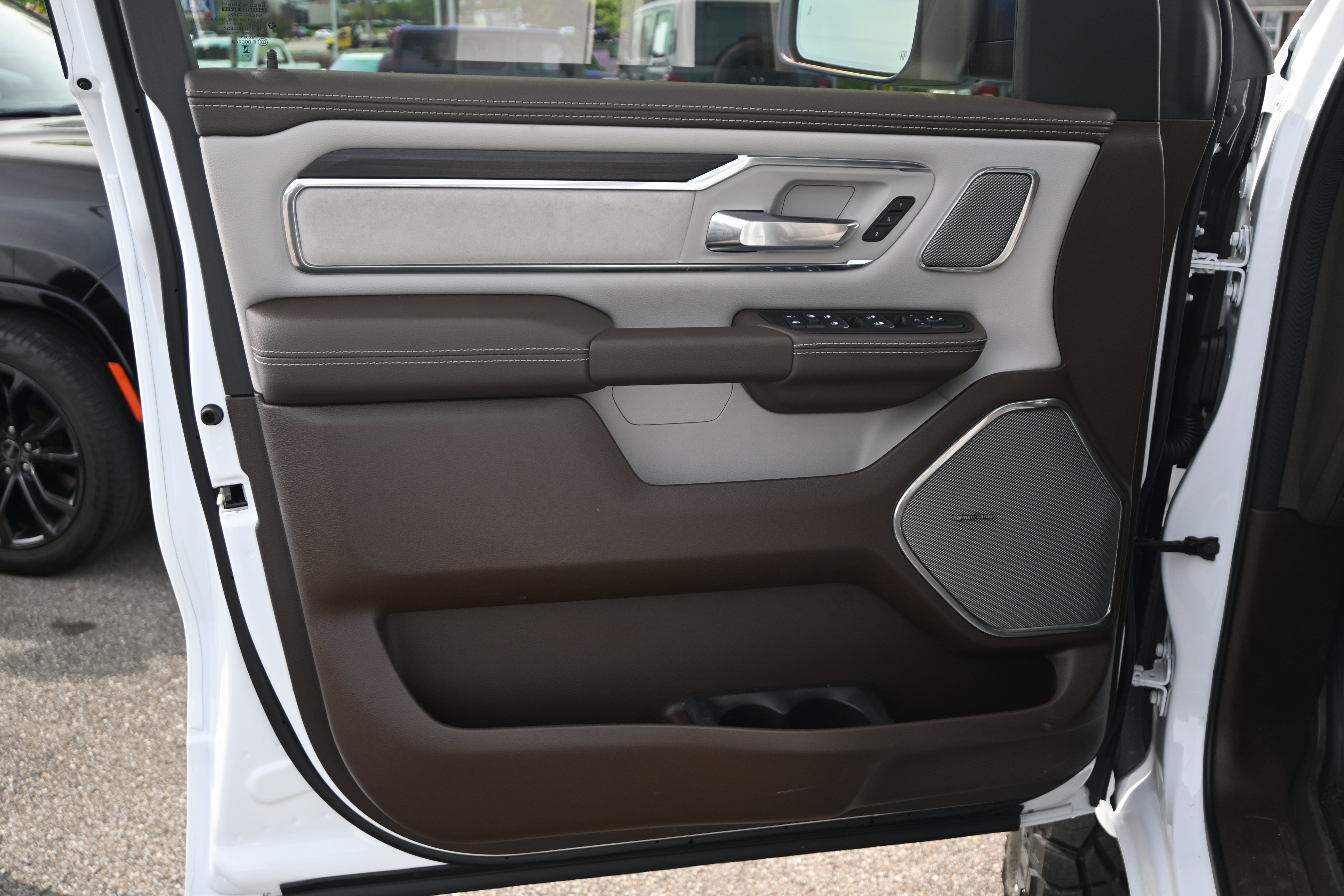 New 2026 RAM 1500 Laramie AWD/4WD image 15