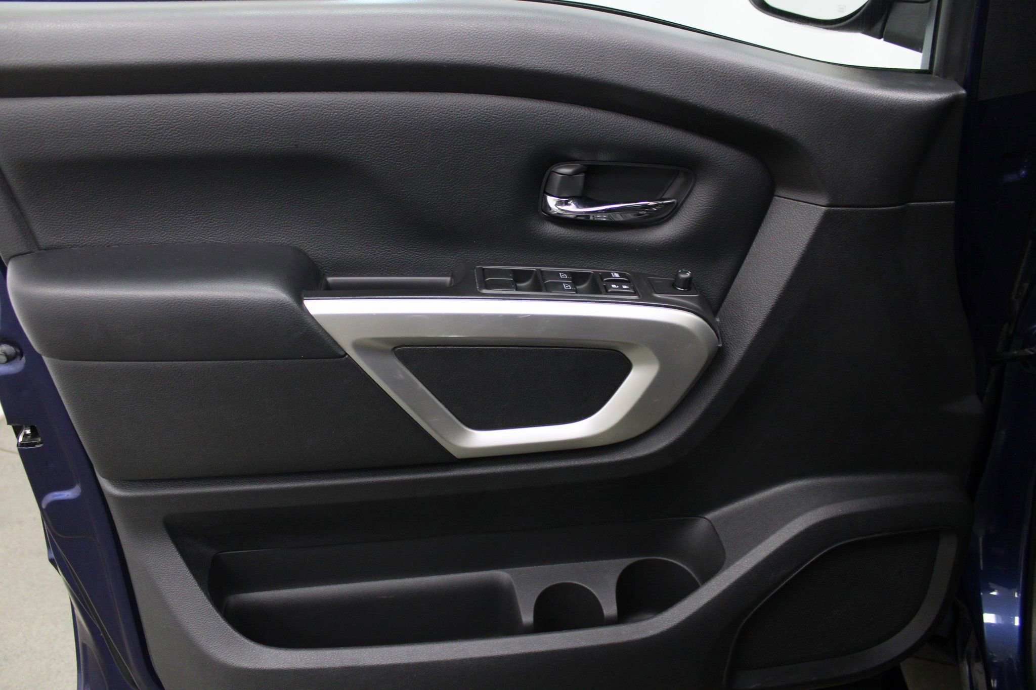 Used 2022 Nissan Titan SV image 11