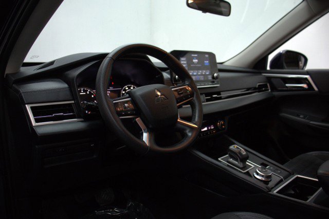 Used 2023 Mitsubishi Outlander SE FWD image 6