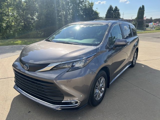 Used 2024 Toyota Sienna XLE image 1