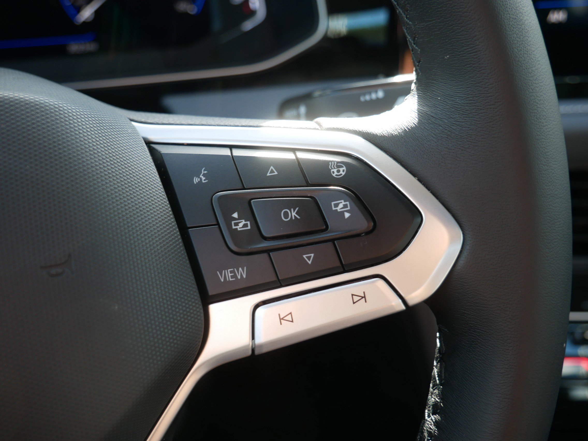 Certified 2025 Volkswagen Jetta SEL image 25