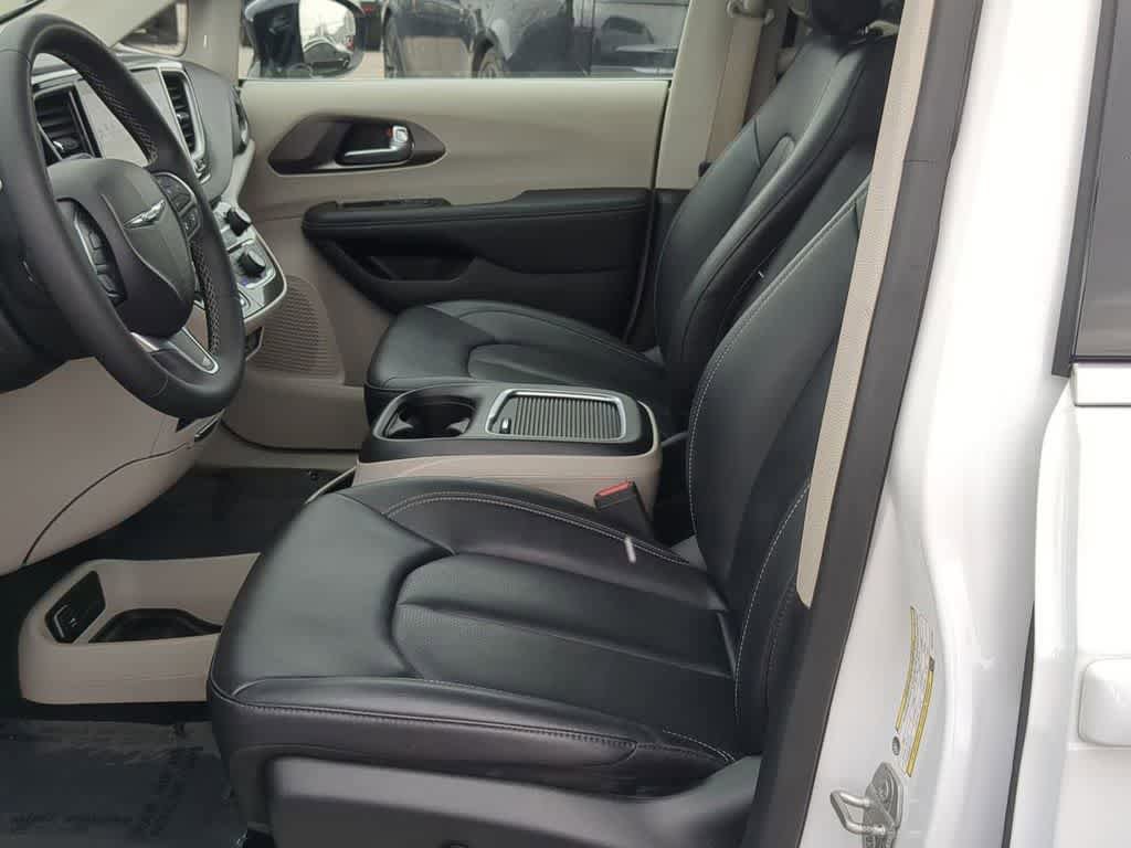 Used 2024 Chrysler Pacifica Touring-L FWD image 15
