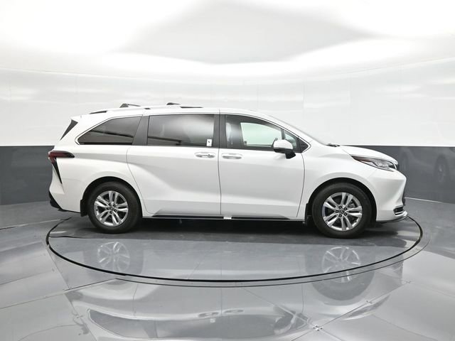 Used 2025 Toyota Sienna Limited image 26