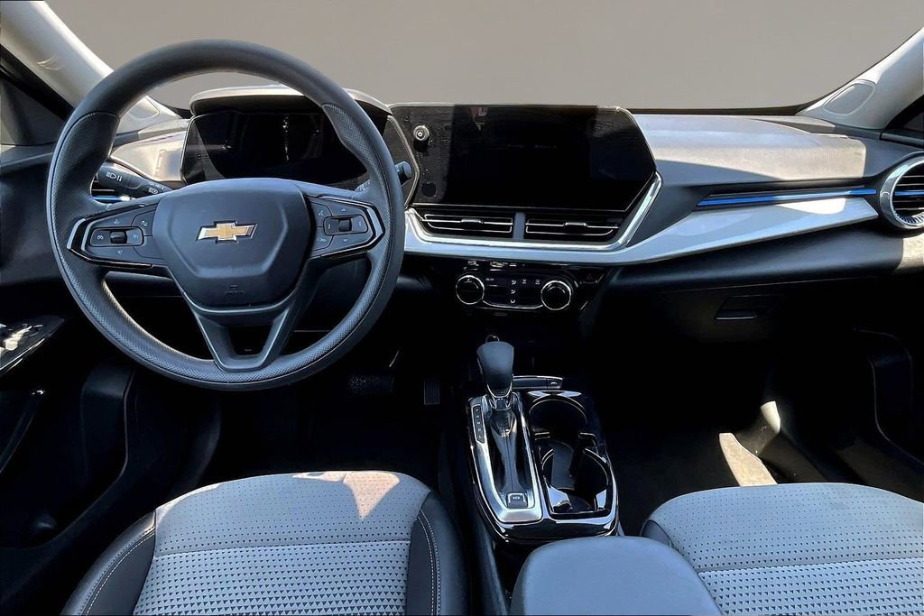 Used 2025 Chevrolet Trax LT FWD image 7