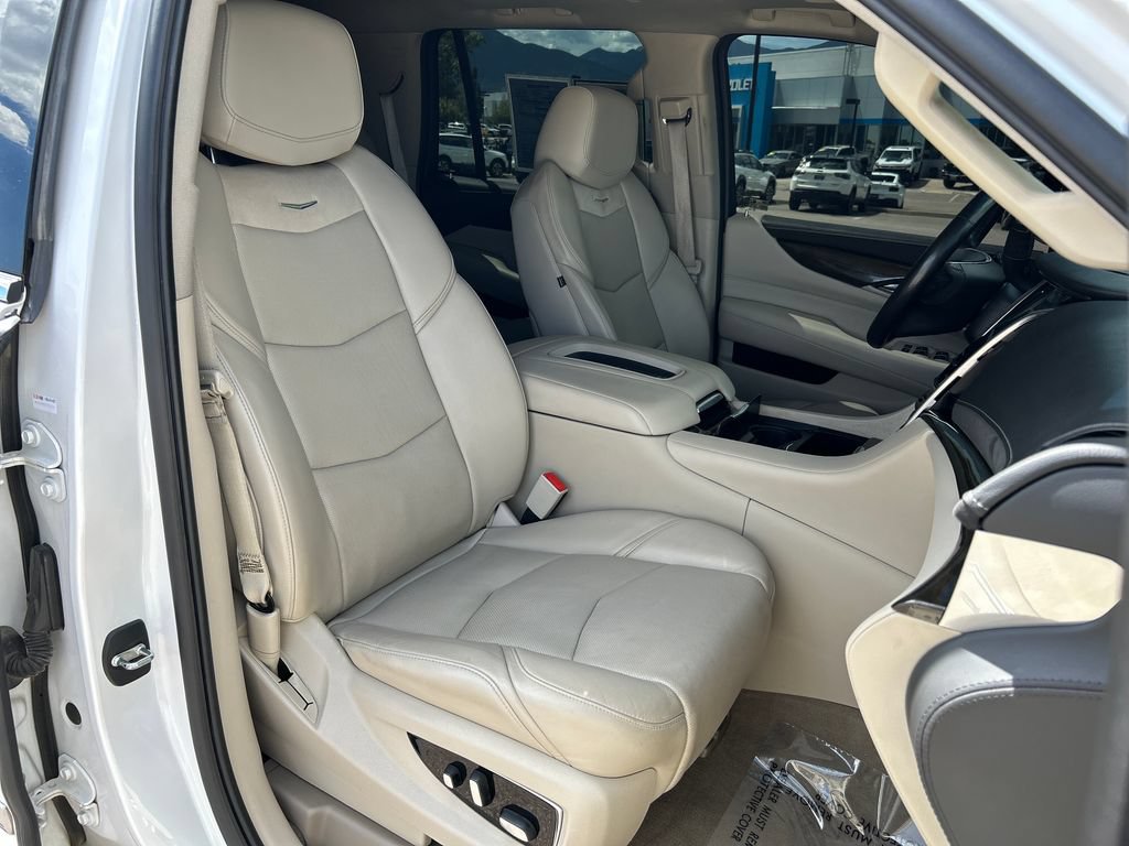 Used 2020 Cadillac Escalade Luxury AWD/4WD image 17