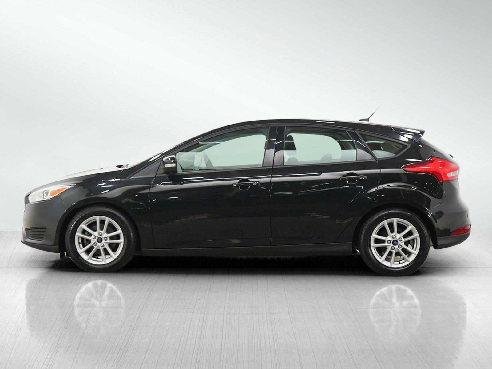 Used 2015 Ford Focus SE FWD image 2