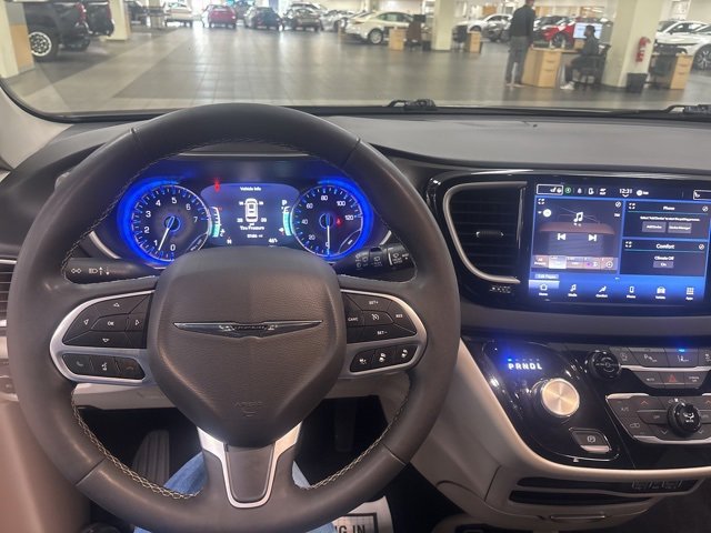 Used 2024 Chrysler Pacifica Touring-L image 17