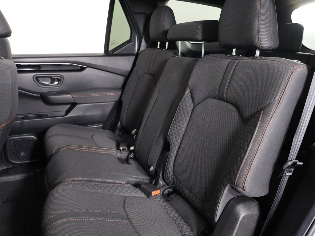 Used 2025 Honda Pilot Sport image 32