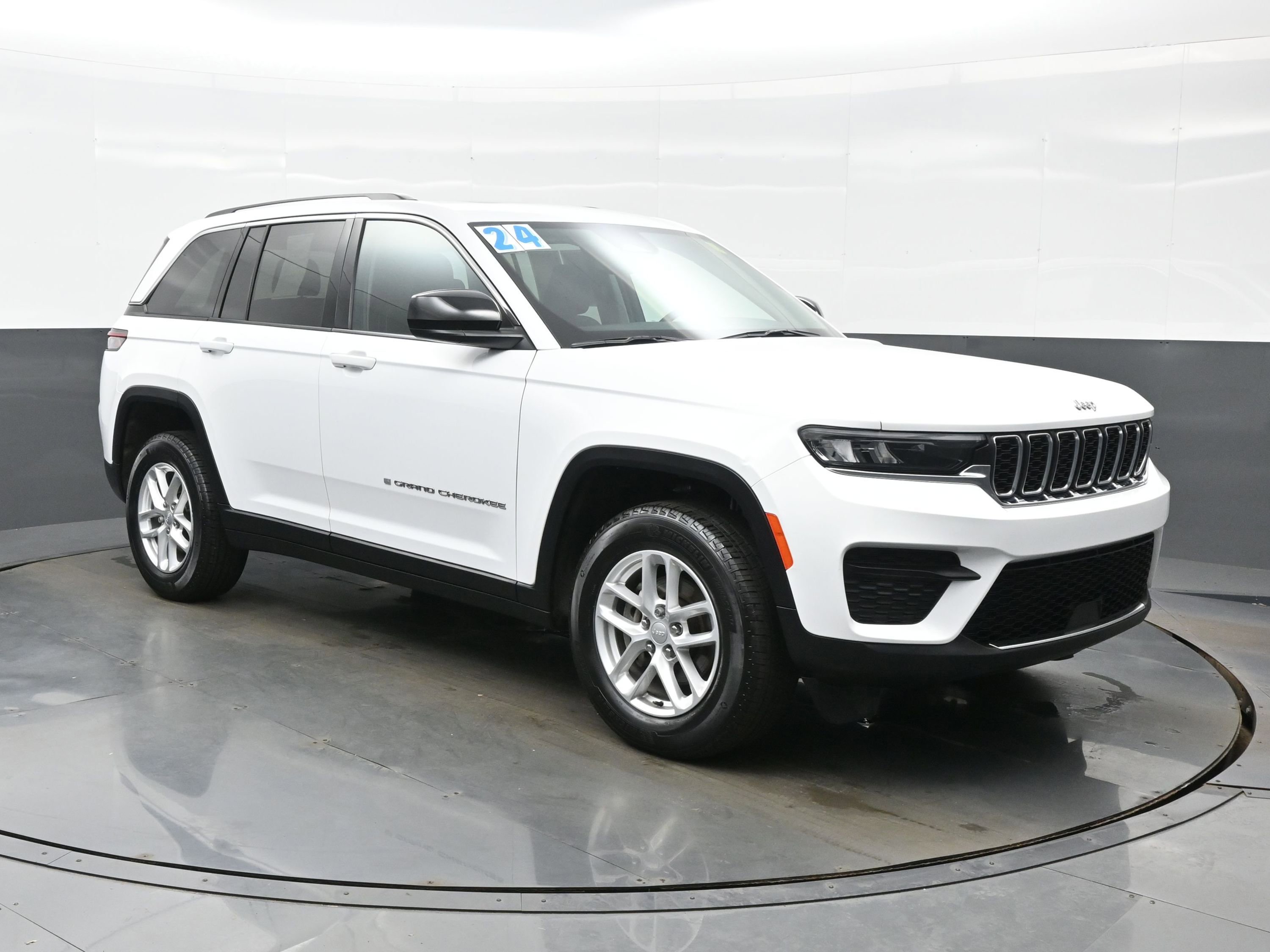 Used 2024 Jeep Grand Cherokee Laredo X image 8