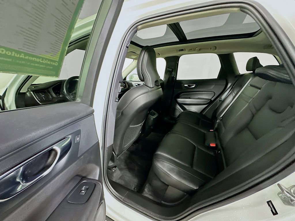 Used 2021 Volvo XC60 T5 Momentum w/ Premium Package image 17