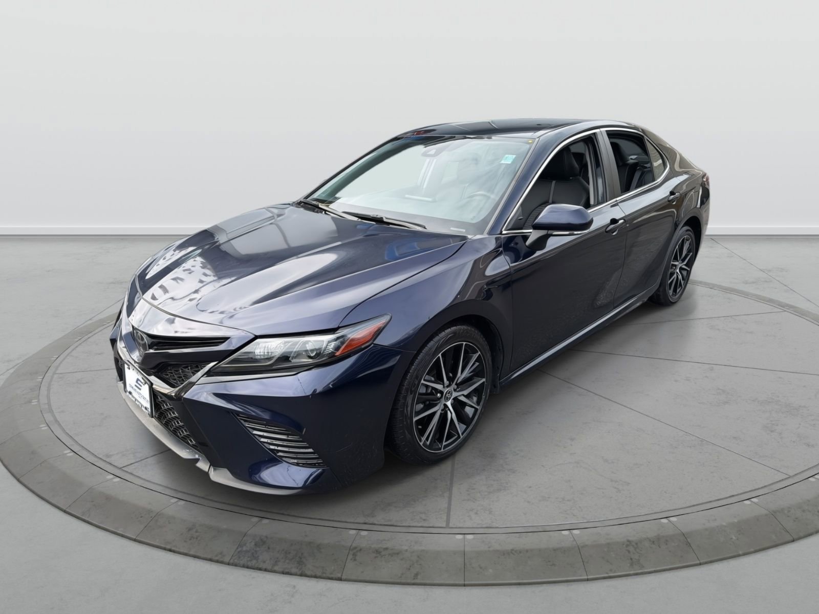Used 2022 Toyota Camry SE image 3