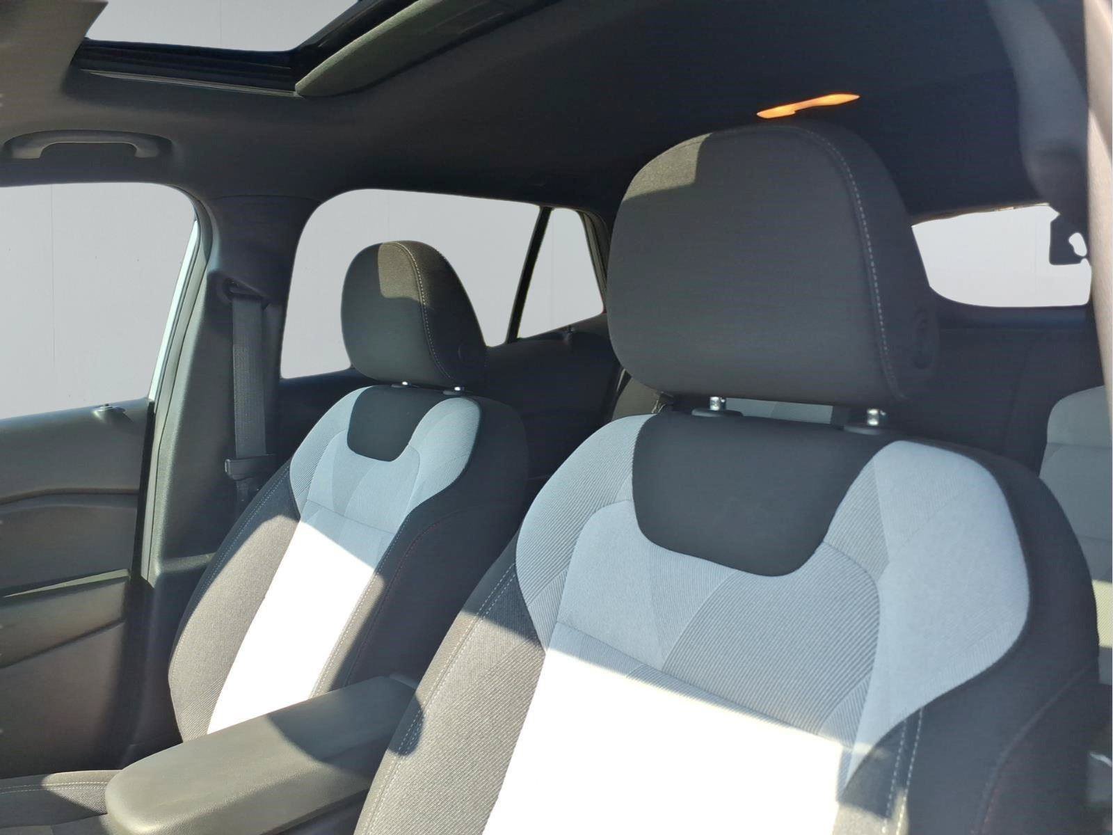 Used 2024 Chevrolet Trax RS w/ Sunroof Package FWD image 17