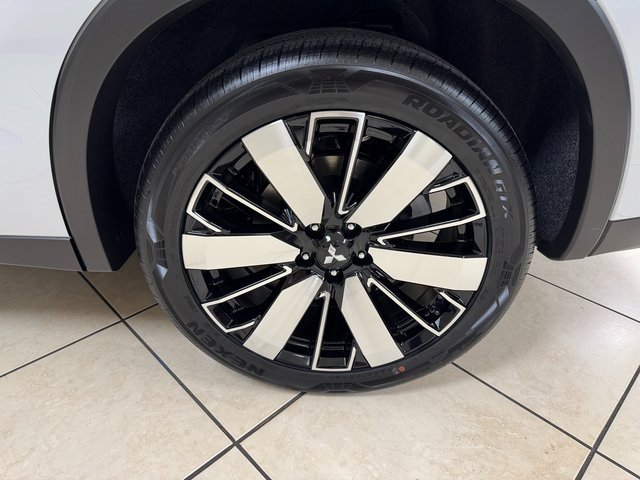 New 2025 Mitsubishi Outlander SE image 27
