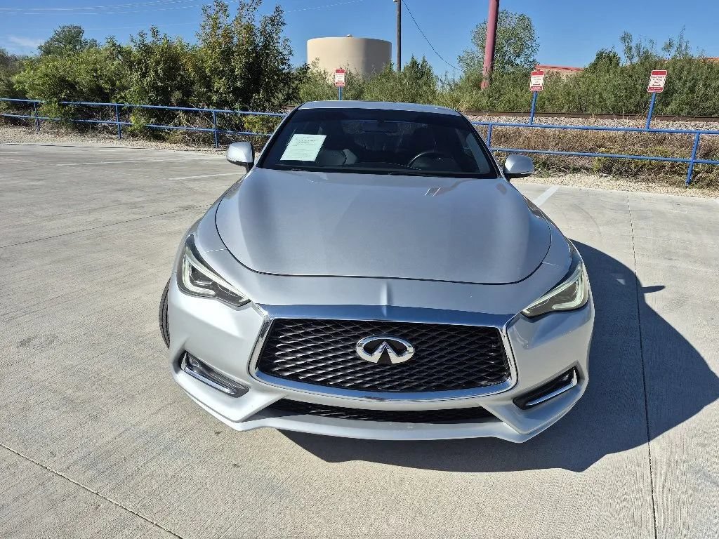 Used 2017 INFINITI Q60 2.0t w/ Moonroof Package RWD image 3