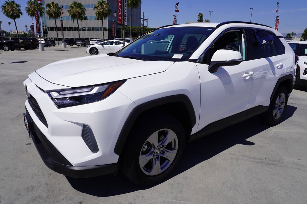 Used 2025 Toyota RAV4 XLE w/ Convenience Package image 5