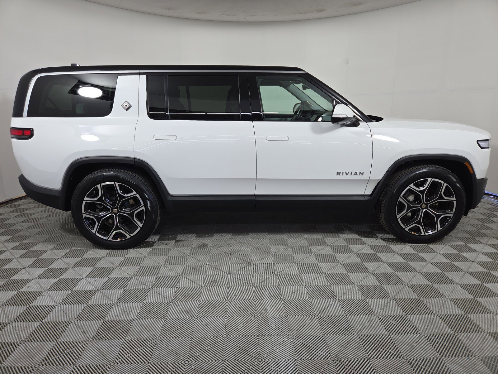 Used 2024 Rivian R1S Adventure AWD/4WD image 6