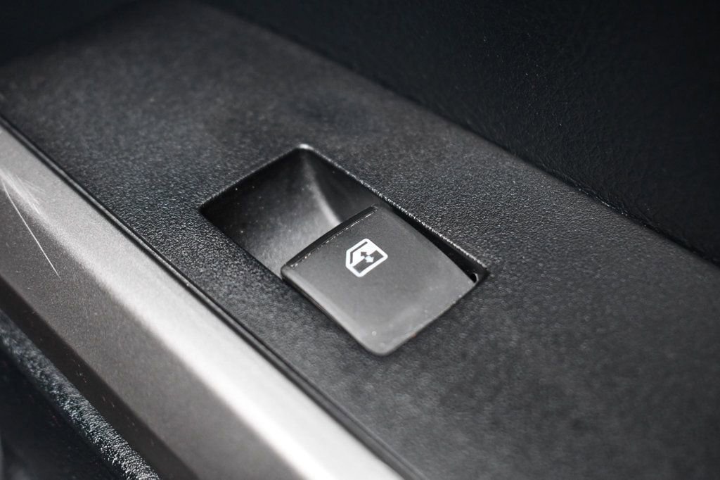 Used 2017 Toyota Tacoma TRD Sport image 37