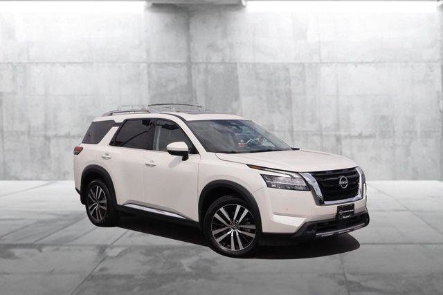 Used 2024 Nissan Pathfinder Platinum AWD/4WD image 2