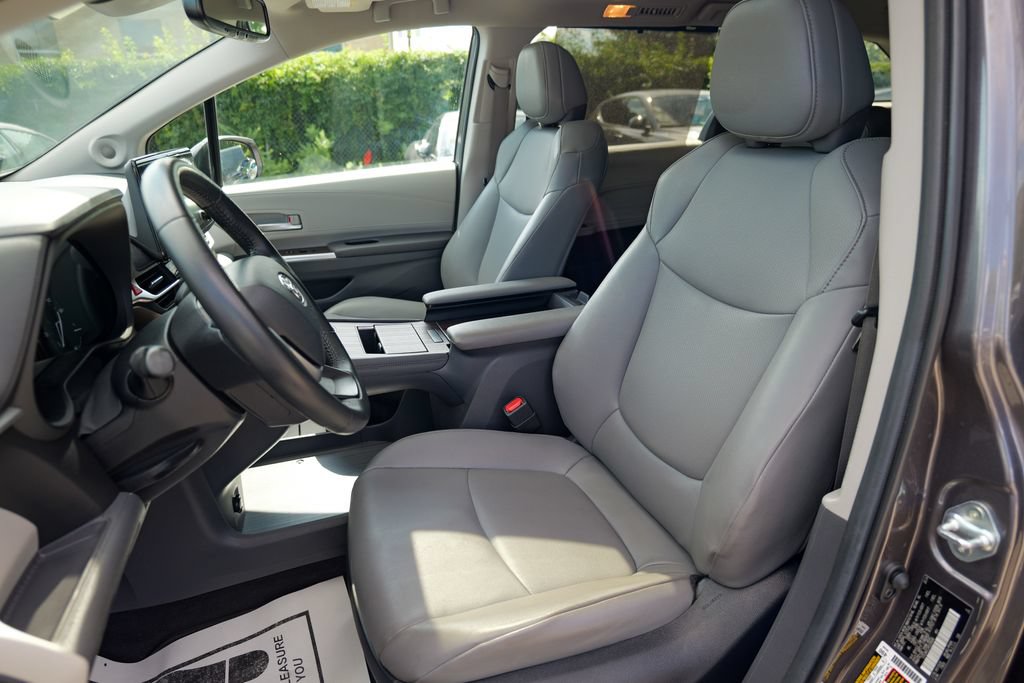 Used 2024 Toyota Sienna XLE w/ XLE Plus Package FWD image 21