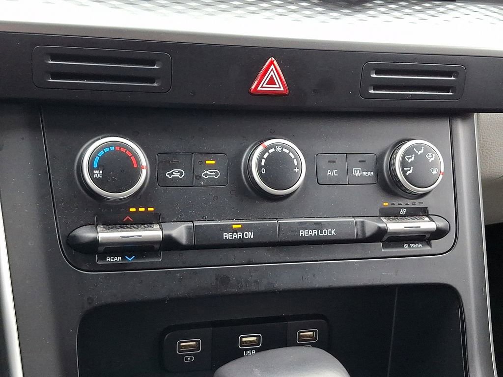 Used 2024 Kia Carnival LX image 19