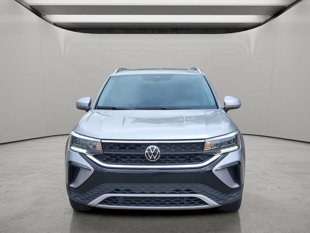 Used 2023 Volkswagen Taos SE w/ Panoramic Sunroof Package FWD image 6