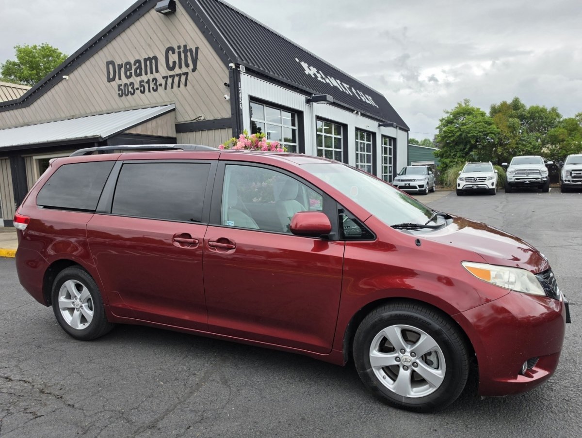 Used 2011 Toyota Sienna LE FWD image 3