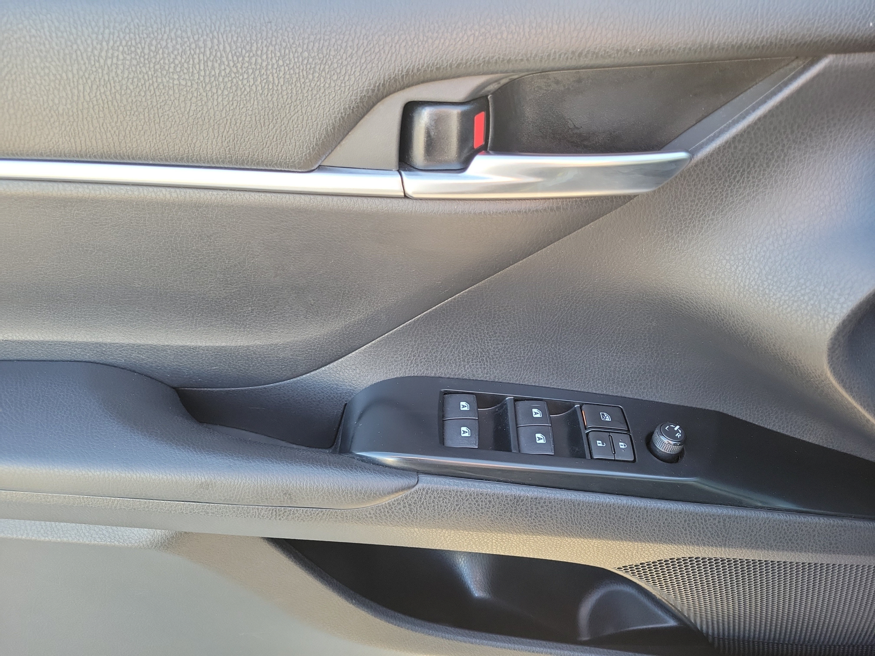 Used 2018 Toyota Camry SE FWD image 13
